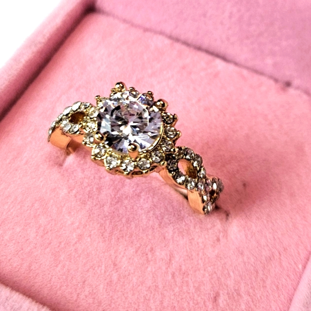 Elegant Gold-Toned Women's Ring (NWOT)